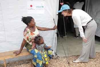 Lieke van de Wiel wa UNICEF akizungumza na mama na mtoto katika eneo la IDP huko Mubimbi, ambapo vituo vya afya vilianzishwa kwa usaidizi kutoka UNICEF na Wizara ya Afya ya Umma.