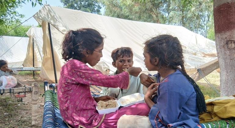 ملتان کے علاقہ شیر شاہ میں قائم ریلیف کیمپ میں بچے ایک دوسرے کے ساتھ کھانا بانٹ کر کھا رہے ہیں۔ ملتان کے علاقہ شیر شاہ میں قائم ریلیف کیمپ میں بچے ایک دوسرے کے ساتھ کھانا بانٹ کر کھا رہے ہیں۔