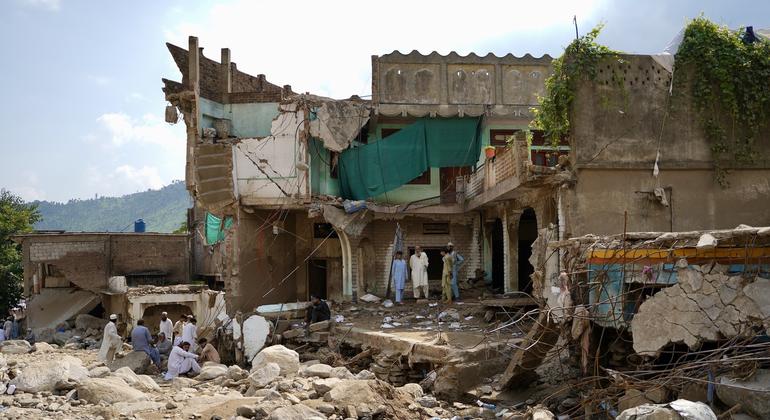 سندھ، پنجاب اور خیبرپختونخوا میں گھر، سکول اور بنیادی شہری ڈھانچہ سیلابی پانی میں تباہ ہو چکا ہے، جس کے باعث ہزاروں افراد چھت اور بنیادی سہولیات سے محروم ہو گئے۔ کم از کم 922 افراد کی ہلاکتیں ہوئی ہیں۔