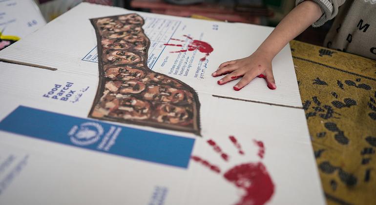 يروي الفنان الفلسطيني أحمد مهنا قصة شعبه عبر معرض متنقل يضم 100 لوحة رسمها على صناديق غذاء، ليكشف الوجه الإنساني لمأساة يعيشها أكثر من مليوني شخص يواجهون خطر الجوع والموت في غزة.