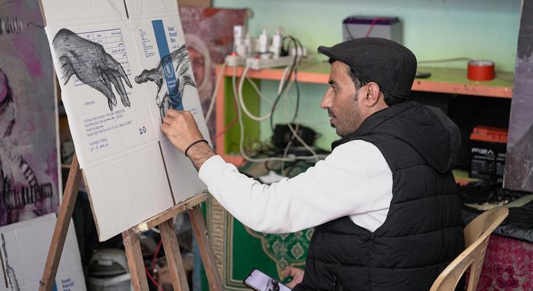 يروي الفنان الفلسطيني أحمد مهنا قصة شعبه عبر معرض متنقل يضم 100 لوحة رسمها على صناديق غذاء، ليكشف الوجه الإنساني لمأساة يعيشها أكثر من مليوني شخص يواجهون خطر الجوع والموت في غزة.