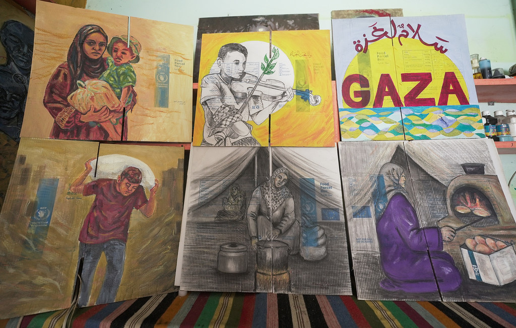 يروي الفنان الفلسطيني أحمد مهنا قصة شعبه عبر معرض متنقل يضم 100 لوحة رسمها على صناديق غذاء، ليكشف الوجه الإنساني لمأساة يعيشها أكثر من مليوني شخص يواجهون خطر الجوع والموت في غزة.
