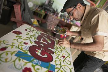 ينظم برنامج الأغذية العالمي والاتحاد الأوروبي معرضا فنيا متنقلا يكشف الجانب الإنساني للأزمة في غزة من خلال عيون شخص يعيشها كل يوم. يسلط المعرض الضوء على 100 لوحة ورسم للفنان أحمد مهنا، ويقدم منظورا شخصيا عميقا عن غزة.