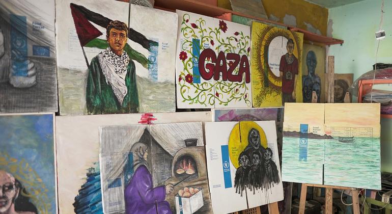 ينظم برنامج الأغذية العالمي والاتحاد الأوروبي معرضا فنيا متنقلا يكشف الجانب الإنساني للأزمة في غزة من خلال عيون شخص يعيشها كل يوم. يسلط المعرض الضوء على 100 لوحة ورسم للفنان أحمد مهنا، ويقدم منظورا شخصيا عميقا عن غزة.