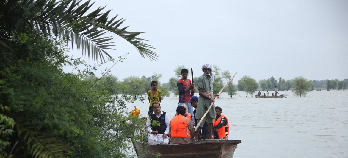 दक्षिण एशिया के देशों में भी बाढ़ ने तबाही मचाई है जिसे जलवायु परिवर्तन का एक अहम संकेत माना जा रहा है.