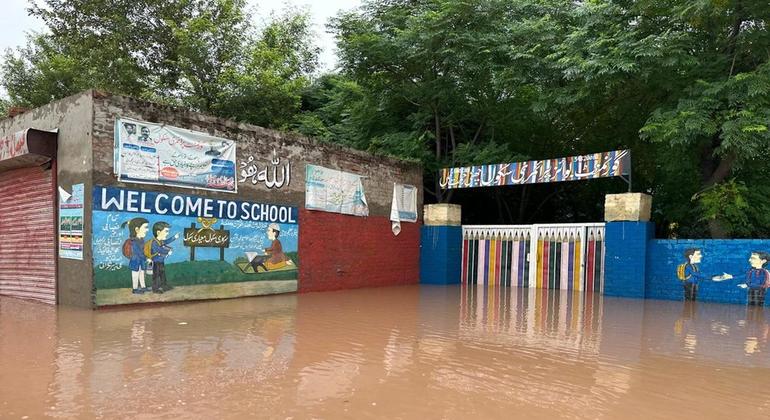 سیلابی پانی نے پنجاب، سندھ اور خیبرپختونخوا میں تعلیمی اداروں کو متاثر کیا ہے جس کے نتیجے میں ہزاروں بچوں کی تعلیم میں خلل پیدا ہوا ہے۔