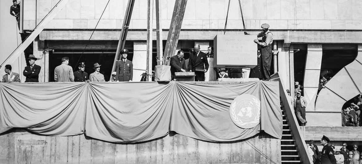 The corner-stone of the UN headquarters building was laid on UN Day at a special open-air General Assembly meeting held on 24 October 1949.
