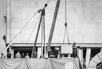 The corner-stone of the UN headquarters building was laid on UN Day at a special open-air General Assembly meeting held on 24 October 1949.