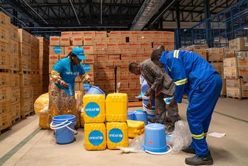 Une aide d'urgence est préparée pour être acheminée vers la province du Kasaï en réponse à l'épidémie de maladie à virus Ebola.