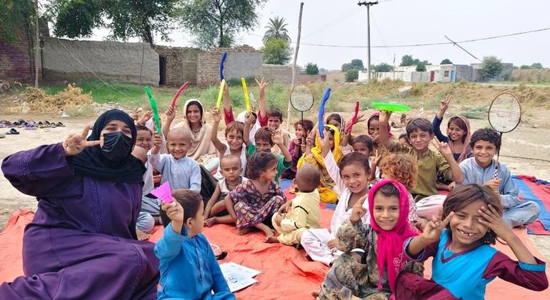 ایک سیلاب زدہ علاقے میں یونیسف کی مدد سے بچوں کو محفوظ اور مصروف رکھنے کی کوشش کی جا رہی ہے۔