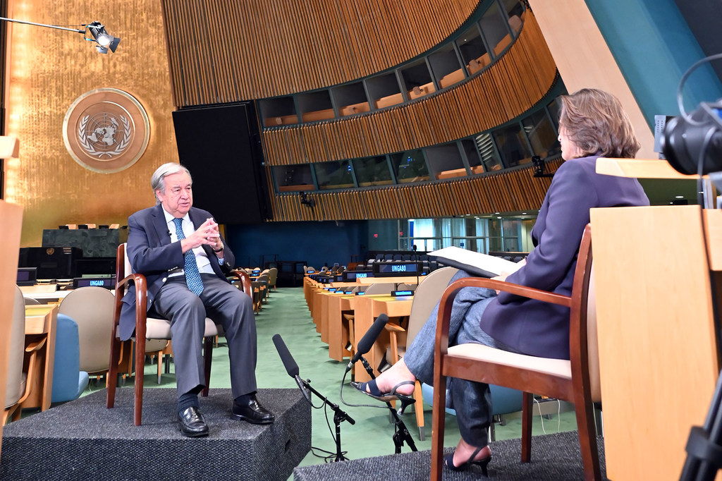 Le Secrétaire général António Guterres (à gauche) est interviewé par Melissa Fleming, Secrétaire générale adjointe à la communication globale