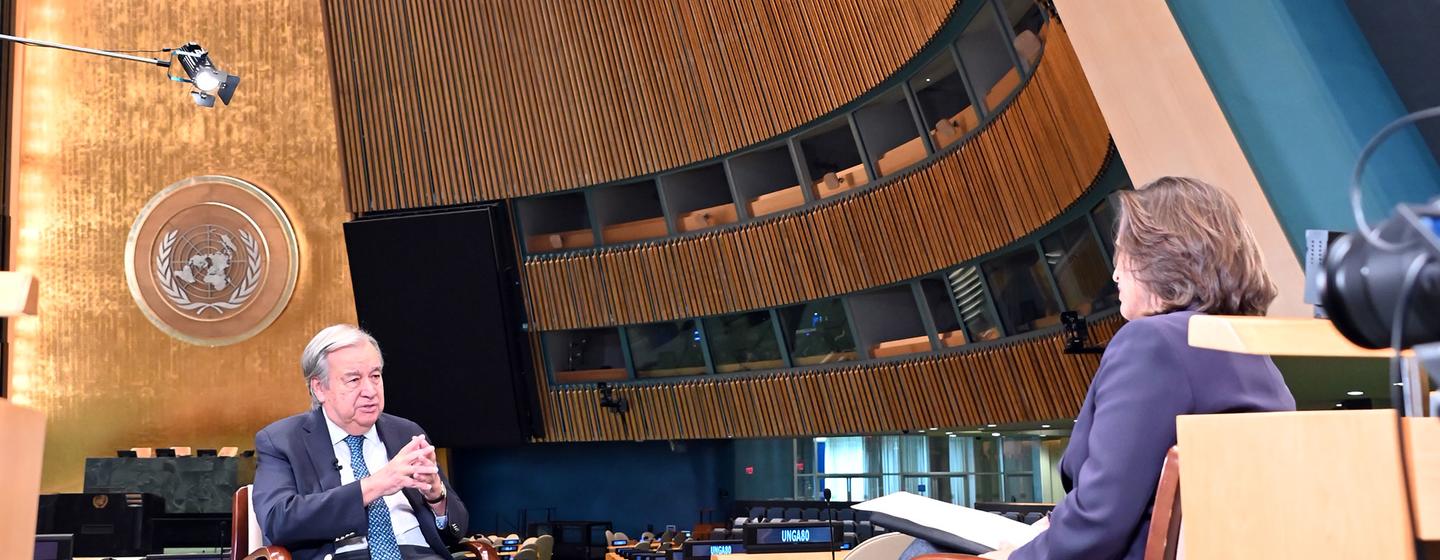 Le Secrétaire général António Guterres (à gauche) est interviewé par Melissa Fleming, Secrétaire générale adjointe à la communication globale