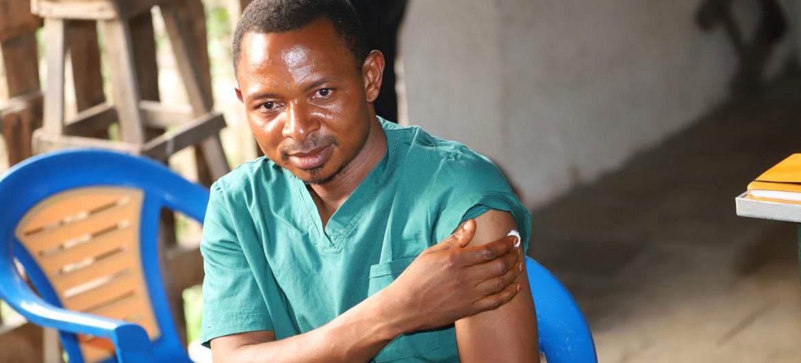 Un agent de santé est vacciné contre Ebola en République démocratique du Congo.