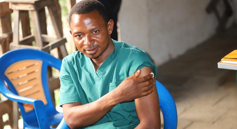 Un agent de santé est vacciné contre Ebola en République démocratique du Congo.