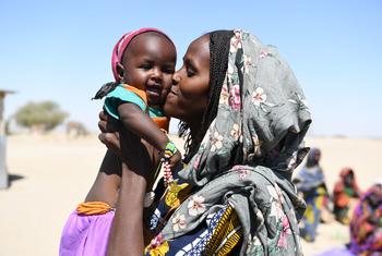 لیک چاڈ کی ایک غیرمحفوظ ماں مغربی چاڈ کے ایک کیمپ میں اپنے بچے کے ساتھ۔