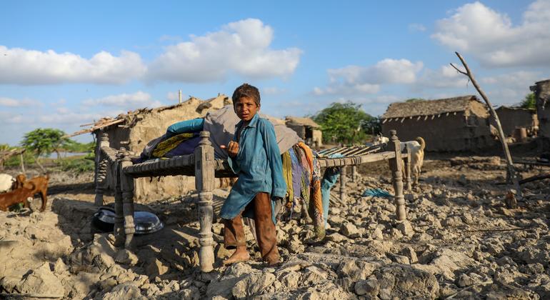 El 3 de septiembre de 2022, Rahim, de cuatro años de edad, se encuentra sobre los escombros de su casa, destruida por las inundaciones en Pakistán.