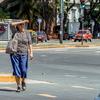 Una mujer caminando en la ciudad argentina de Buenos Aires