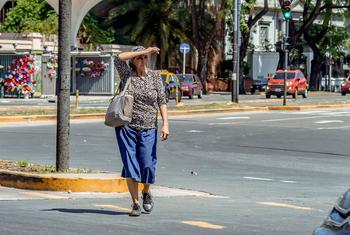 Una mujer caminando en la ciudad argentina de Buenos Aires