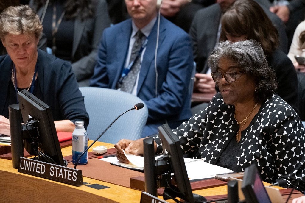 سفيرة الولايات المتحدة لدى الأمم المتحدة ليندا توماس غرينفيلد أثناء جلسة مجلس الأمن التي صوتت فيها ضد مشروع القرار البرازيلي بشأن الصراع في الشرق الأوسط.
