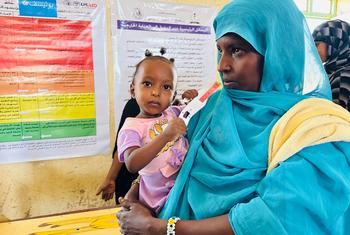 Akina mama waleta watoto wao kwa uchunguzi wa lishe katika kliniki tembezi ya afya katika jimbo la Kassala, Sudan.