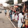 人们在斯里兰卡首都科伦坡郊外的市场购物。