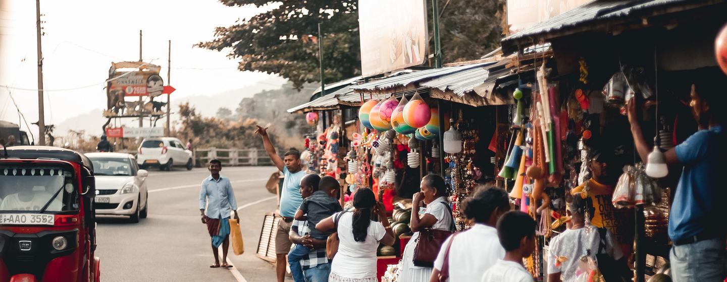 Des gens font des courses à un marché près de la capitale du Sri Lanka, Colombo.