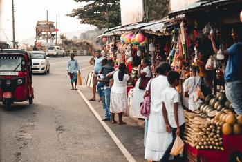 人们在斯里兰卡首都科伦坡郊外的市场购物。