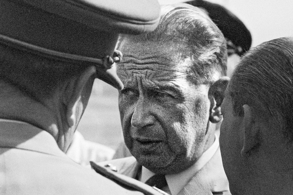 Le Secrétaire général Hammarskjöld s'entretient avec ses collègues à l'aéroport d'Elisabethville (aujourd'hui Lubumbashi) après s'être entretenu avec les autorités de la province sécessionniste du Katanga et les représentants belges sur les modalités de …