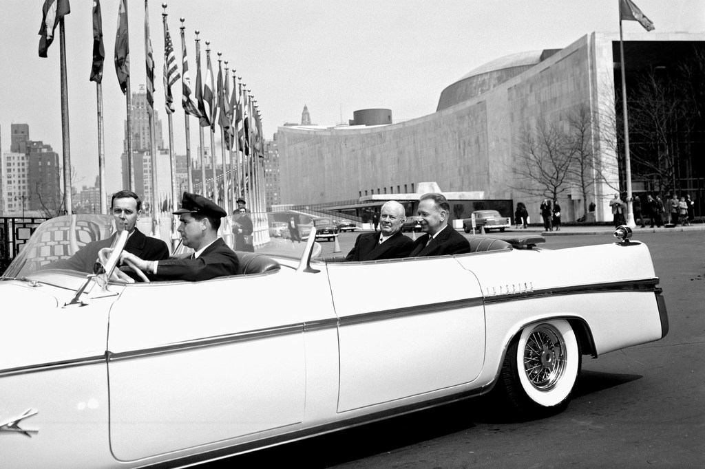 Le premier jour de son second mandat, le Secrétaire général Hammarskjöld (à l'arrière de la voiture, à droite) quitte le siège de l'ONU pour se rendre au déjeuner organisé en son honneur à l'hôtel Waldorf-Astoria par le maire de New York, Robert Wagner.