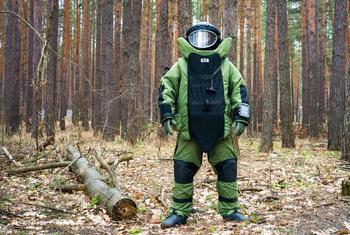 Специалист по обезвреживанию боеприпасов, Украина.