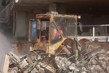 Escavadeira do Pnud removendo destroços da Rua Al-Jalaa, no centro da Cidade de Gaza