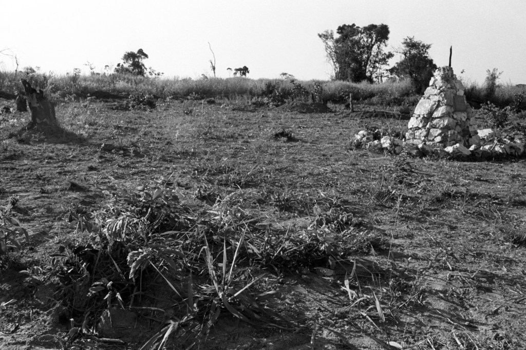 Vue du terrain à Ndola, Zambie, où l'avion transportant M. Hammarskjöld et son groupe s'est écrasé dans la nuit du 17 au 18 septembre 1961 ; le site est marqué par un cairn.