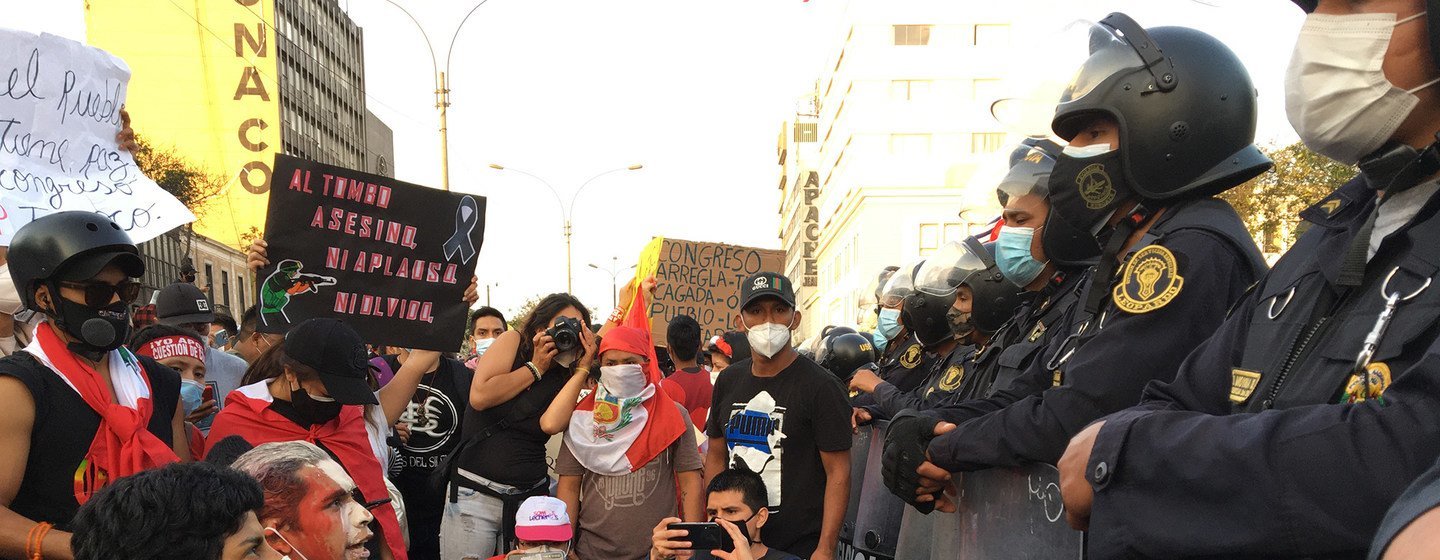 Un groupe de manifestants agenouillés devant la police au Pérou (photo d'archives).
