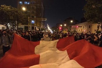 Manifestantes despliegan una bandera de Perú. (Foto de archivo)