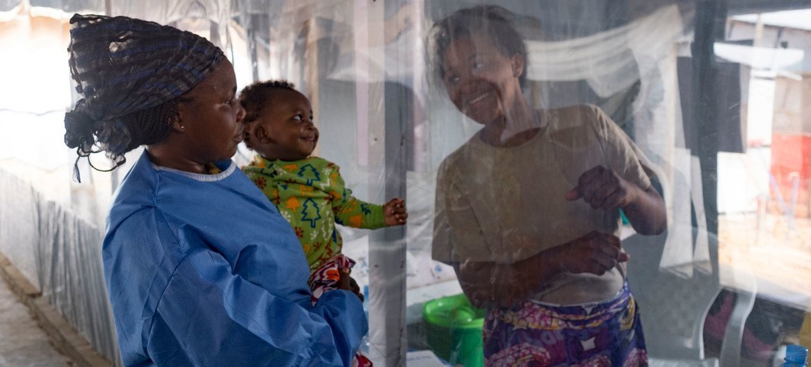 在刚果民主共和国北基伍省贝尼的埃博拉治疗中心，一块塑料布将母亲和儿子隔离开来。 