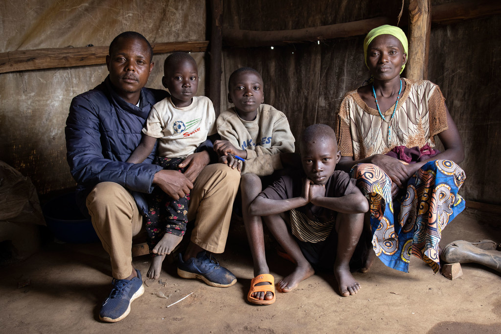 Une famille dans son abri dans la province de l'Ituri, en RDC, après une attaque meurtrière contre leur camp en février 2022.