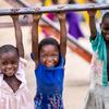 在马拉维的卡普卡，孩子们在户外玩耍。