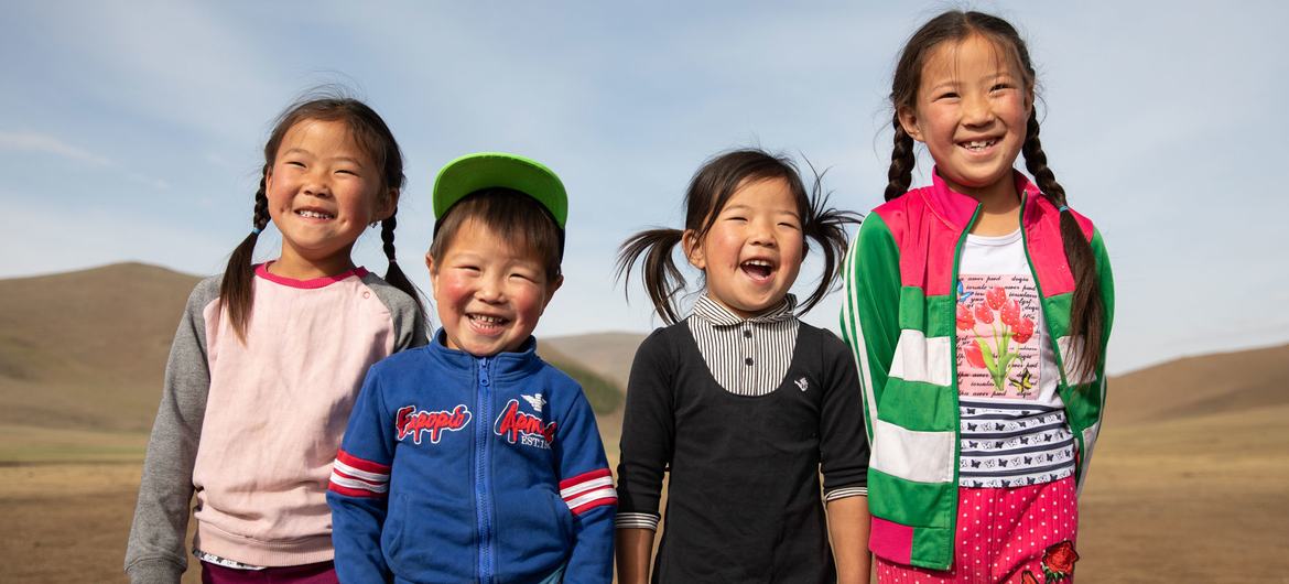 Crianças brincam ao ar livre perto de sua casa na província de Bayankhongor, na Mongólia.