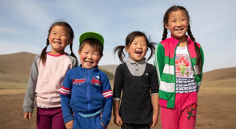 Crianças brincam ao ar livre perto de sua casa na província de Bayankhongor, na Mongólia.