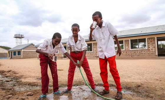 Crianças bebem água segura e limpa proveniente do sistema solar apoiado pelo Unicef 