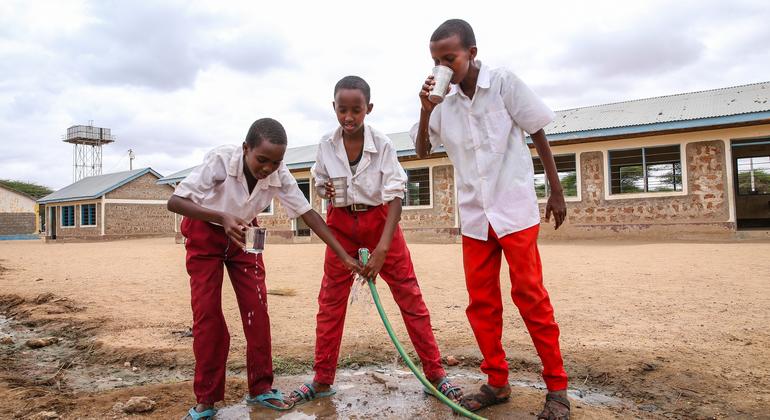 Crianças bebem água segura e limpa proveniente do sistema solar apoiado pelo Unicef 