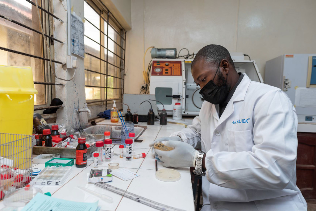Un médecin examine un échantillon dans un laboratoire de microbiologie d’un hôpital universitaire au Nigéria.
