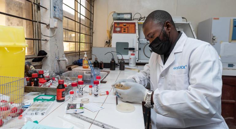 Un médico examina una muestra en un laboratorio de microbiología de un hospital universitario de Nigeria.