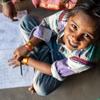 انڈیا کے علاقے گجرات میں ایک بچی گھر پر تعلیم حاصل کر رہی ہے۔