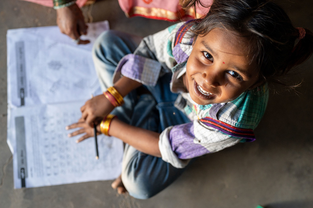 فتاة صغيرة تدرس في منزل في غوجارات، الهند.