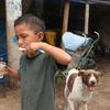 Мальчик в лагере для внутренних переселенцев в Перу. Его семья была вынуждена искать убежища после того, как их дом был затоплен в результате наводнения.ем.  