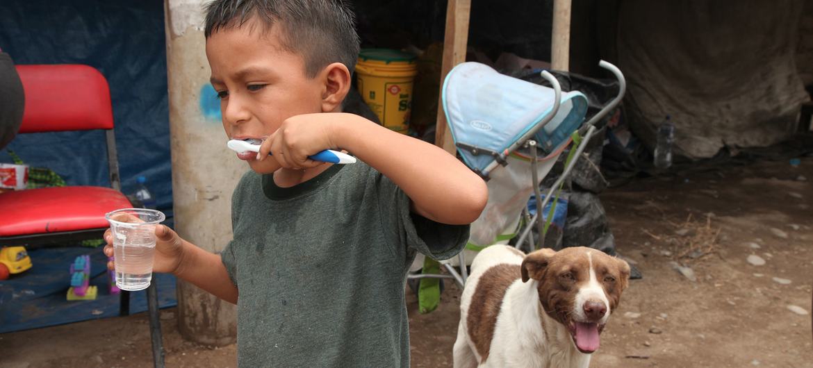 Muitas crianças estão sendo expostas ao perigo e encontrando barreiras para acessar alimentos e serviços de saúde por causa dos fechamentos de ruas e estradas.