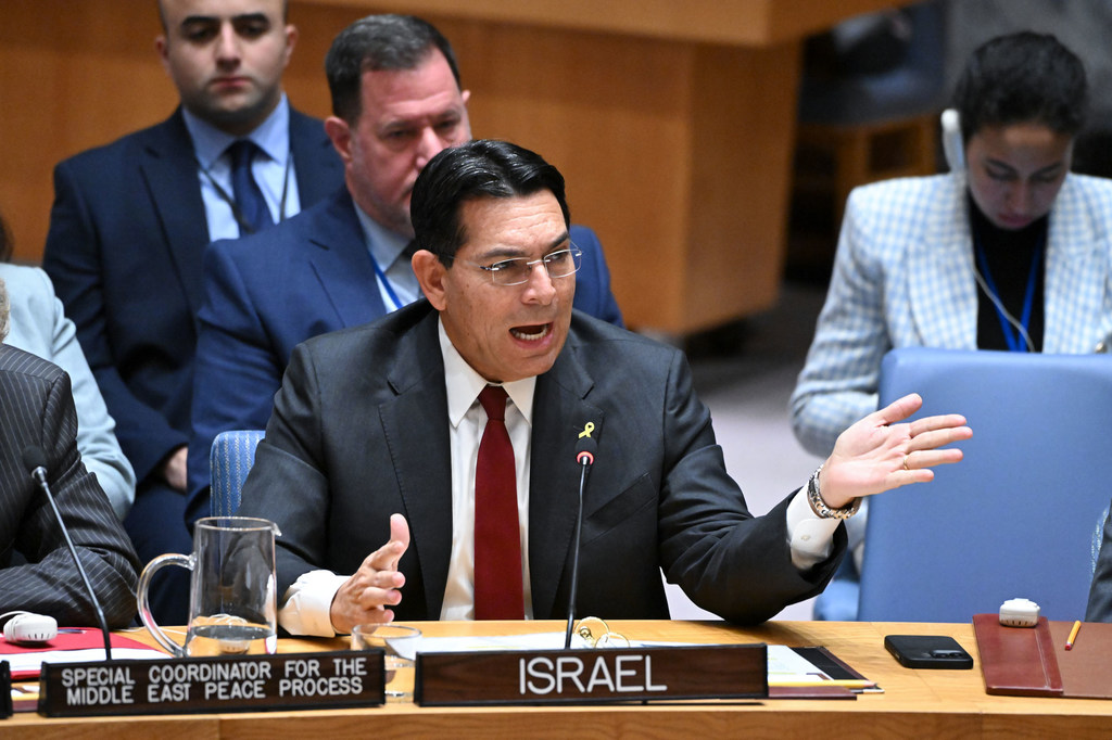 داني دانون، الممثل الدائم لإسرائيل لدى United Nations، يلقي كلمة أمام اجتماع مجلس الأمن حول الوضع في الشرق الأوسط.