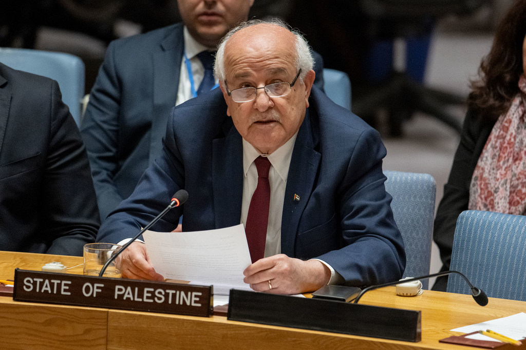 رياض منصور، المراقب الدائم لدولة فلسطين لدى United Nations، يلقي كلمة أمام اجتماع مجلس الأمن في نيويورك.