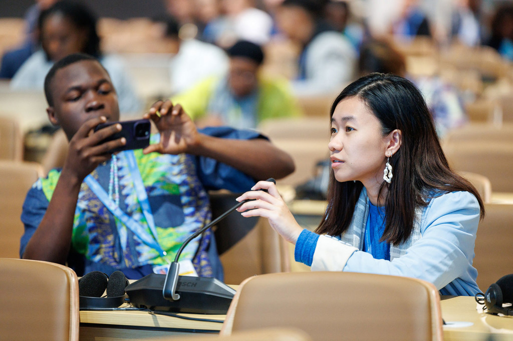 Wajumbe vijana katika kongamano la Hatua za Hali ya Hewa zinazoongoza kwa Vijana katika mkutano wa Umoja wa Mataifa kuhusu hali ya hewa, COP29, mjini Baku, Azerbaijan.